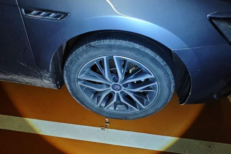 Used BYD Qin PLUS 2021 EV 500KM Luxury Model Right Front Wheel Hub