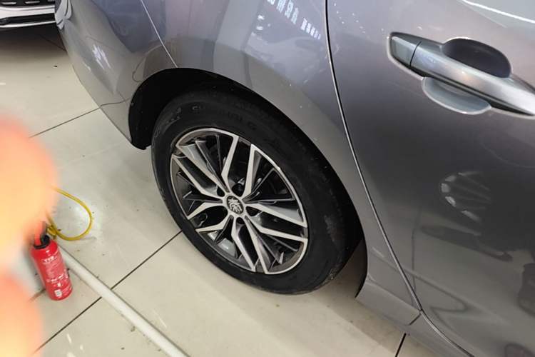 Used BYD Qin PLUS 2021 EV 500KM Premium Model Right Rear Wheel Hub