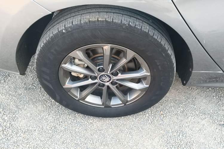 Used BYD Qin PLUS 2021 EV 400KM Leading Comfort Edition Right Rear Wheel Hub