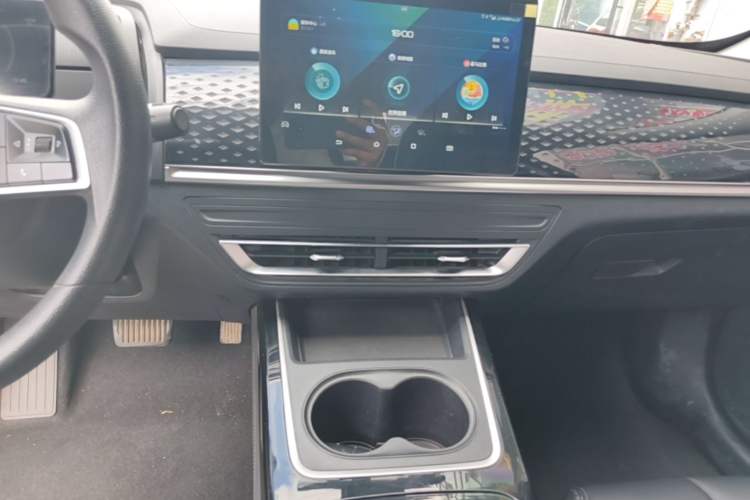 Used BYD Qin PLUS 2021 EV 400KM Leading Comfort Edition Audio And AC Panel