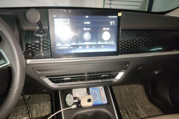 Used BYD Qin PLUS 2021 EV 400KM Leading Comfort Edition Audio And AC Panel