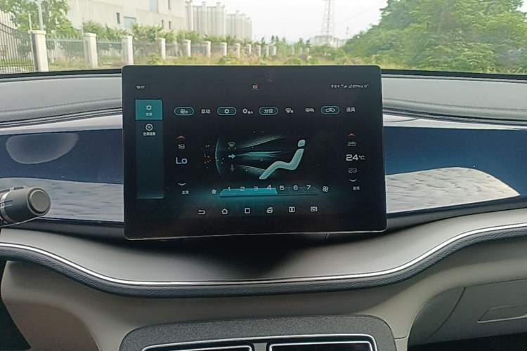 Used BYD Qin PLUS 2021 DM-i 55KM Flagship Model Audio And AC Panel