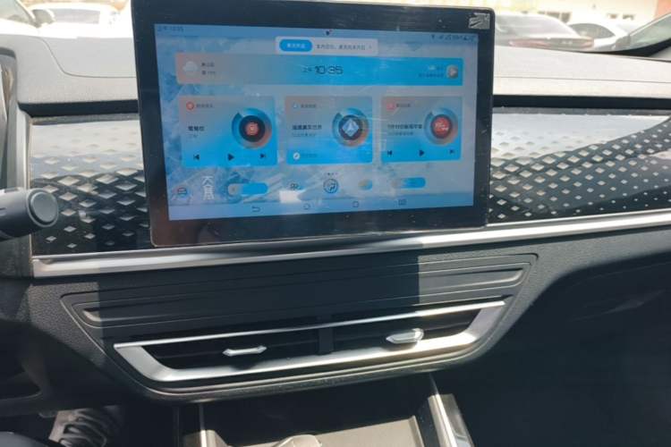 Used BYD Qin PLUS 2021 EV 400KM Leading Comfort Edition Audio And AC Panel
