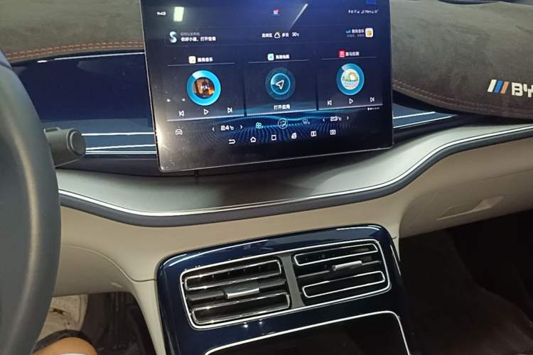 Used BYD Qin PLUS 2021 DM-i 55KM Flagship Model Audio And AC Panel