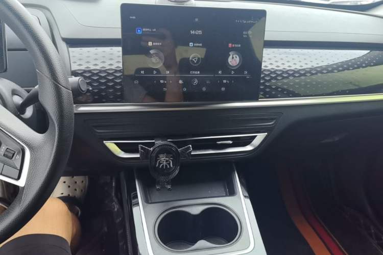 Used BYD Qin PLUS 2021 EV 400KM Leading Comfort Edition Audio And AC Panel
