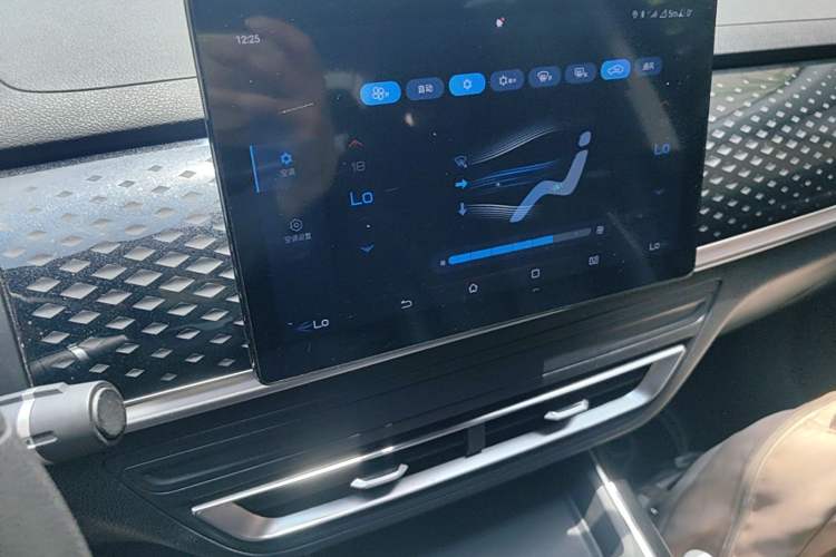 Used BYD Qin PLUS 2021 EV 400KM Leading Comfort Edition Audio And AC Panel