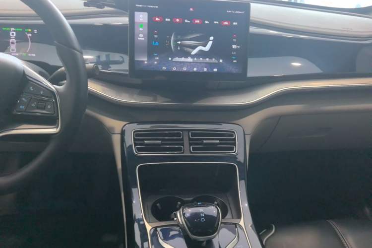 Used BYD Qin PLUS 2021 EV 400KM Luxury Model Audio And AC Panel