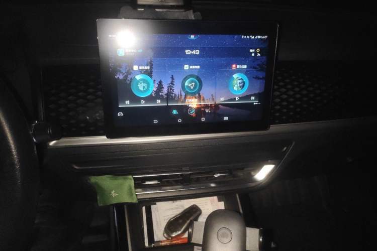 Used BYD Qin PLUS 2021 EV 400KM Leading Comfort Edition Audio And AC Panel