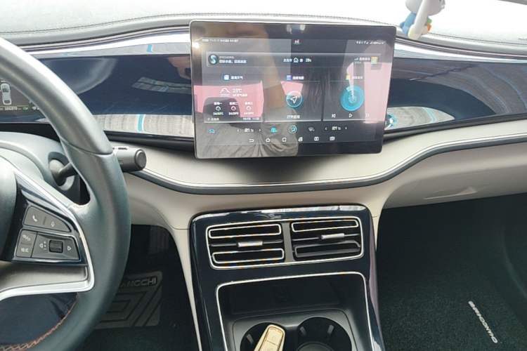 Used BYD Qin PLUS 2021 EV 400KM Luxury Model Audio And AC Panel
