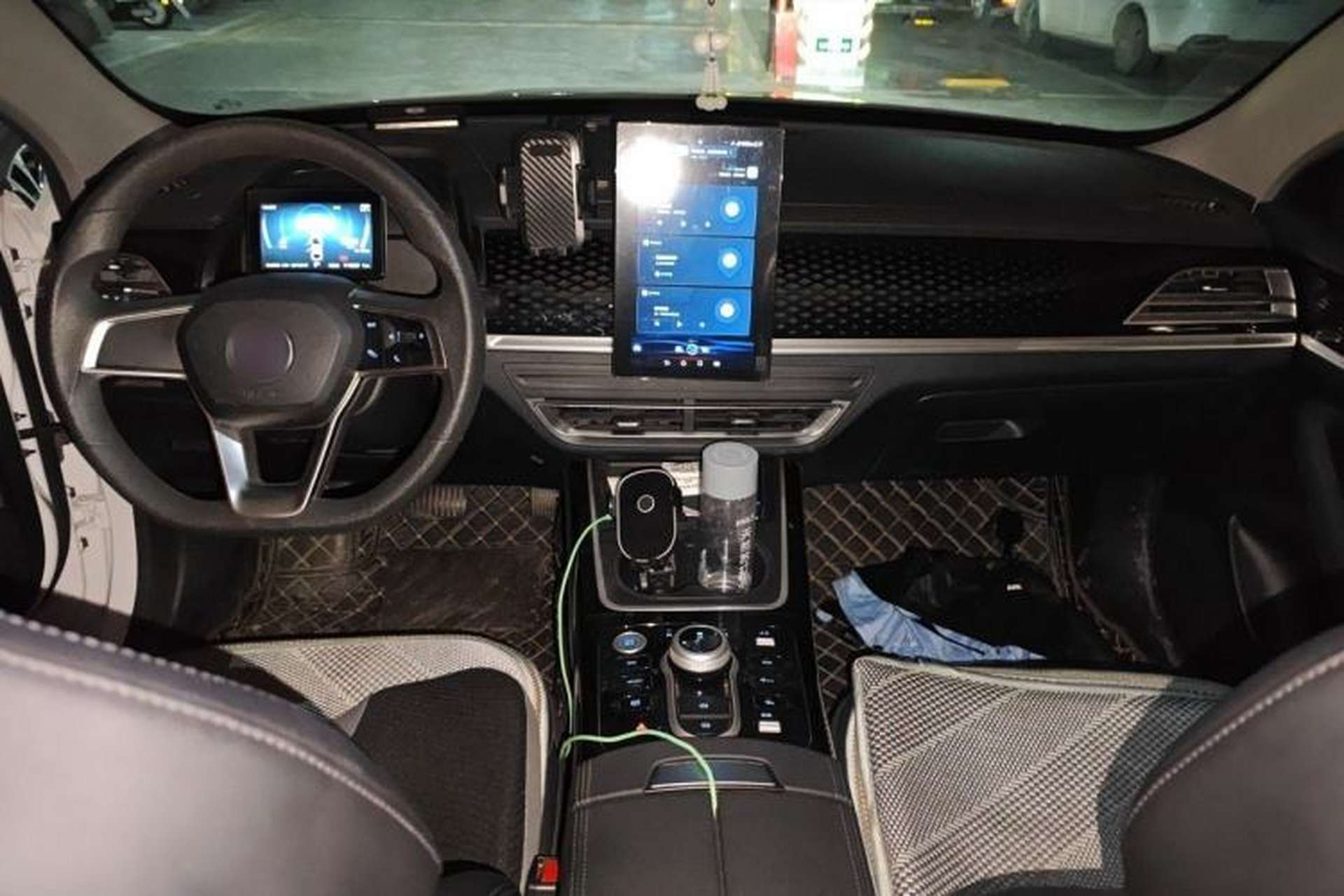 Used BYD Qin PLUS 2021 EV 400KM Leading Comfort Edition Center Console