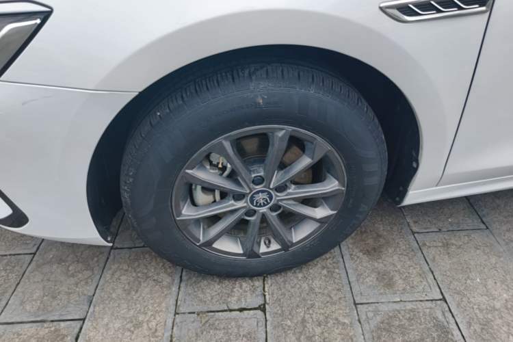 Used BYD Qin PLUS 2021 EV 400KM Leading Comfort Edition Left Front Wheel Hub