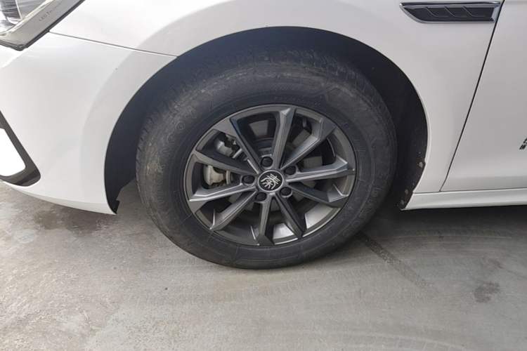 Used BYD Qin PLUS 2021 EV 400KM Leading Comfort Edition Left Front Wheel Hub