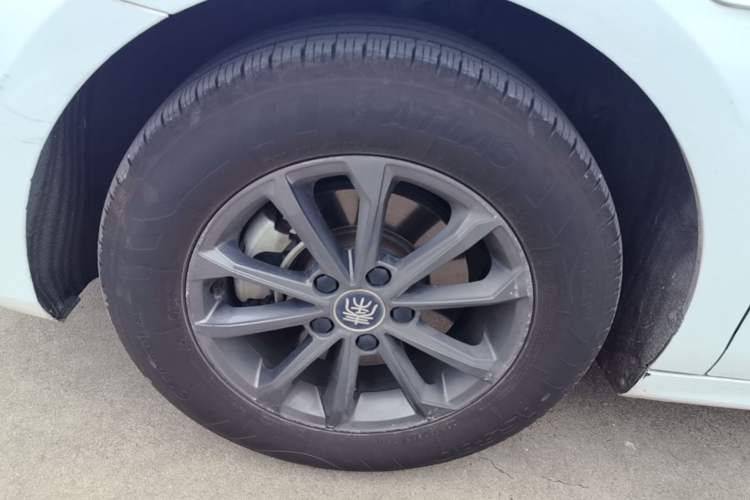 Used BYD Qin PLUS 2021 EV 400KM Leading Comfort Edition Left Front Wheel Hub