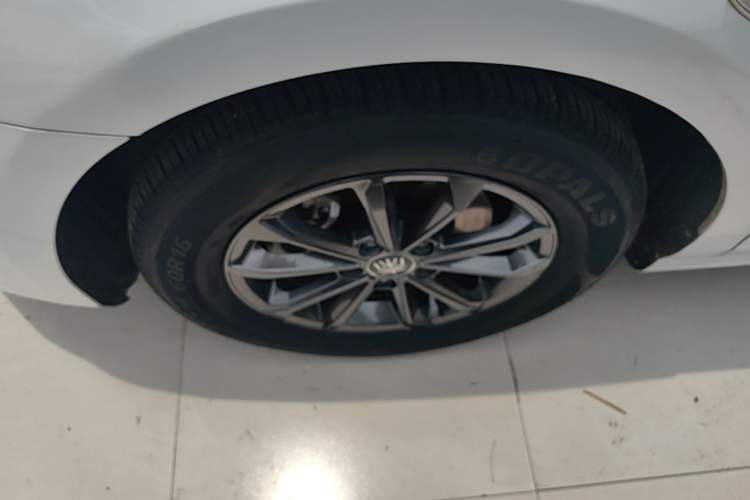 Used BYD Qin PLUS 2021 EV 400KM Leading Comfort Edition Left Front Wheel Hub