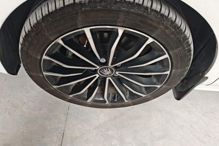 Used BYD Qin PLUS 2021 EV 600KM Flagship Model Left Front Wheel Hub