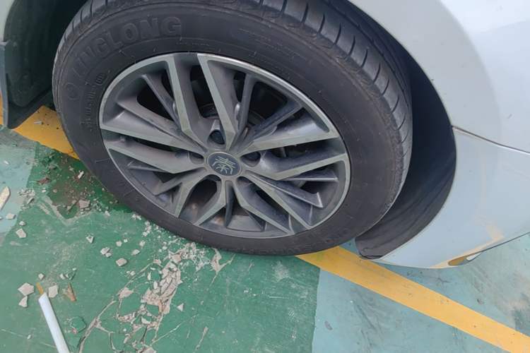 Used BYD Qin PLUS 2021 EV 500KM Premium Model Right Front Wheel Hub