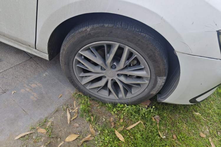 Used BYD Qin PLUS 2021 EV 500KM Luxury Model Right Front Wheel Hub
