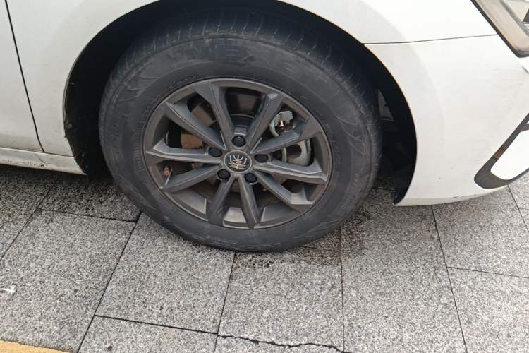 Used BYD Qin PLUS 2021 EV 420KM Commuter Edition Right Front Wheel Hub