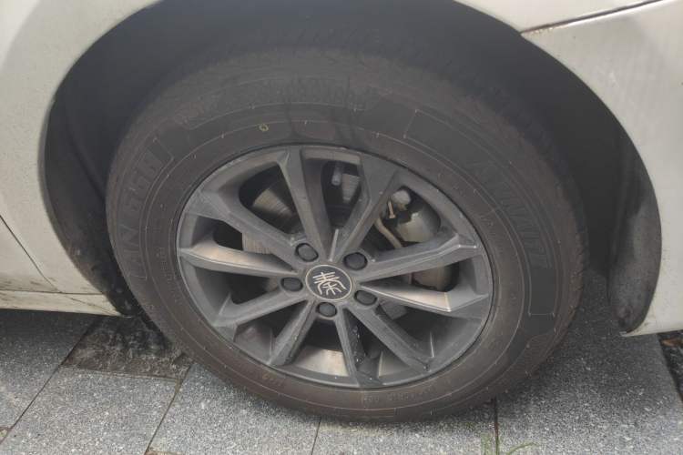 Used BYD Qin PLUS 2021 EV 400KM Leading Comfort Edition Right Front Wheel Hub