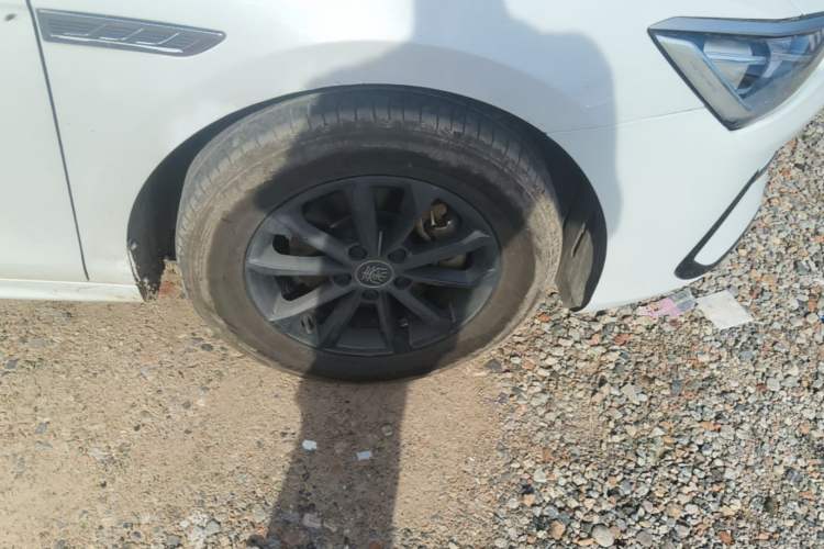 Used BYD Qin PLUS 2021 EV 400KM Leading Comfort Edition Right Front Wheel Hub