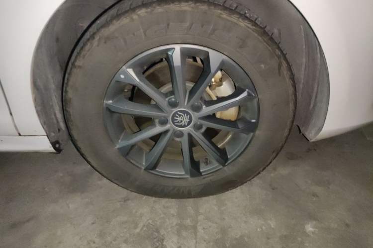 Used BYD Qin PLUS 2021 EV 400KM Leading Comfort Edition Right Front Wheel Hub