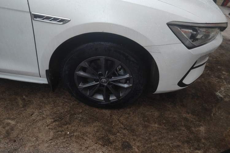 Used BYD Qin PLUS 2021 EV 400KM Leading Comfort Edition Right Front Wheel Hub