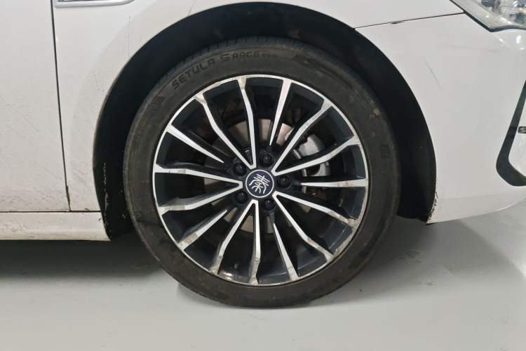 Used BYD Qin PLUS 2021 EV 600KM Flagship Model Right Front Wheel Hub