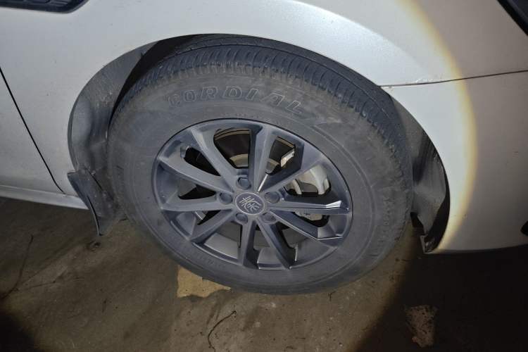 Used BYD Qin PLUS 2021 EV 400KM Leading Comfort Edition Right Front Wheel Hub