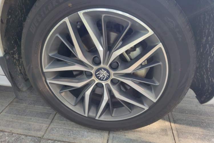 Used BYD Qin PLUS 2021 EV 500KM Luxury Model Right Front Wheel Hub