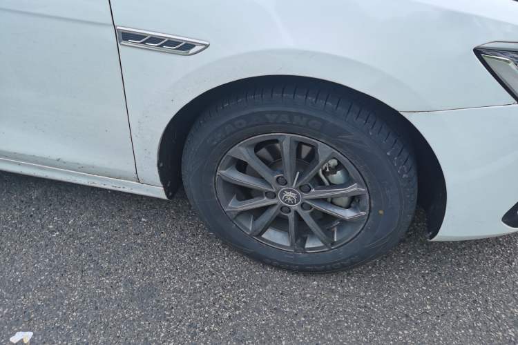 Used BYD Qin PLUS 2021 EV 400KM Leading Comfort Edition Right Front Wheel Hub
