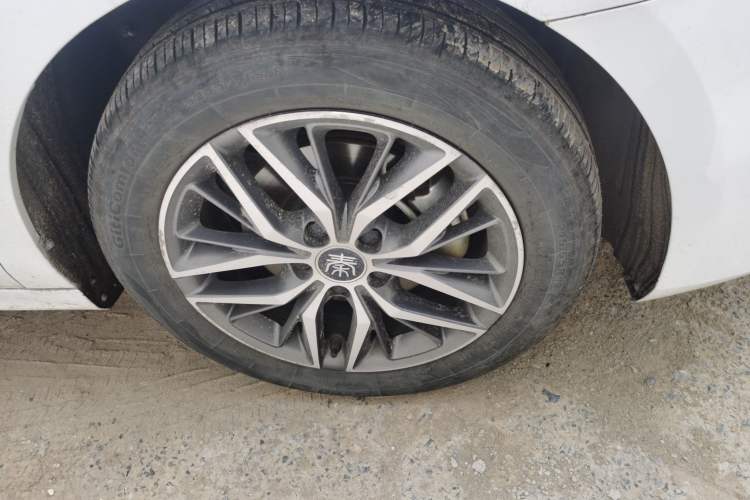 Used BYD Qin PLUS 2021 EV 500KM Premium Model Right Front Wheel Hub
