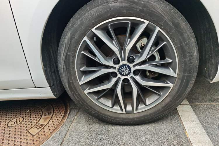 Used BYD Qin PLUS 2021 EV 500KM Luxury Model Right Front Wheel Hub