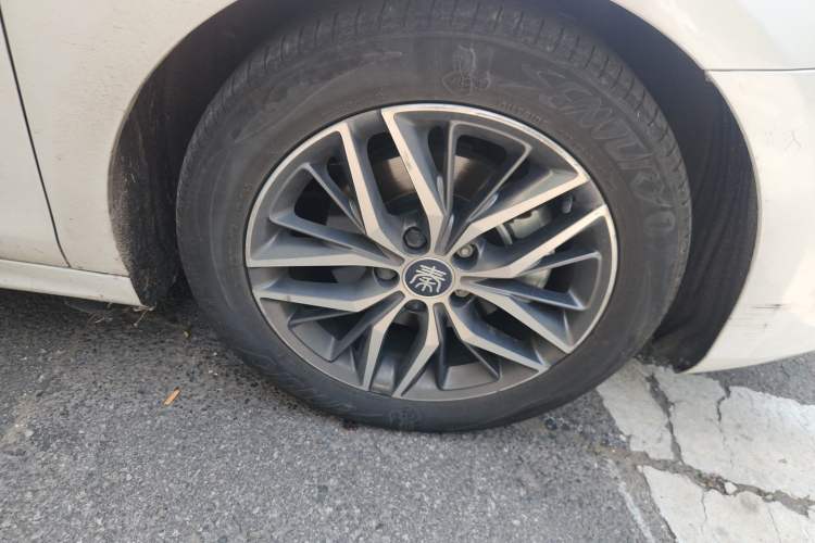 Used BYD Qin PLUS 2021 EV 500KM Premium Model Right Front Wheel Hub
