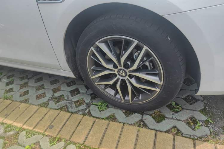 Used BYD Qin PLUS 2021 EV 500KM Luxury Model Right Front Wheel Hub