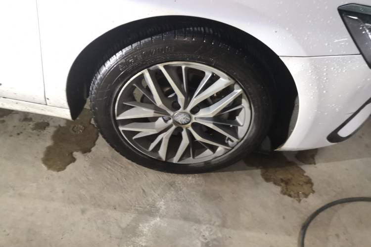 Used BYD Qin PLUS 2021 EV 510KM Commuter Edition Right Front Wheel Hub