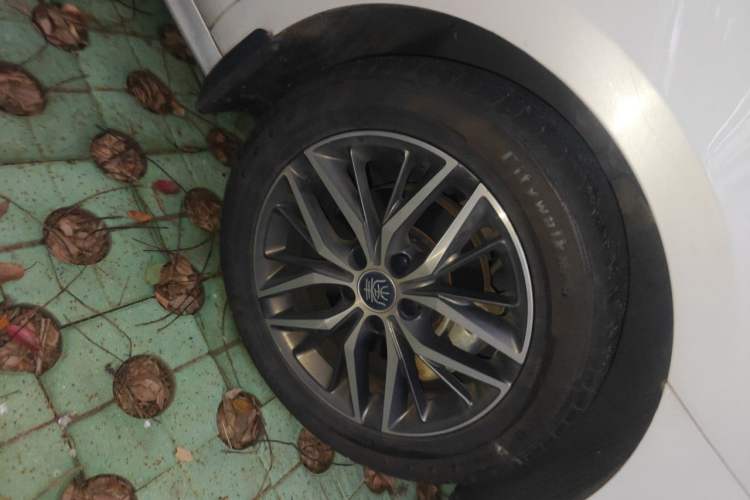 Used BYD Qin PLUS 2021 EV 500KM Luxury Model Right Front Wheel Hub