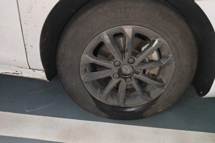 Used BYD Qin PLUS 2021 EV 400KM Leading Comfort Edition Right Front Wheel Hub