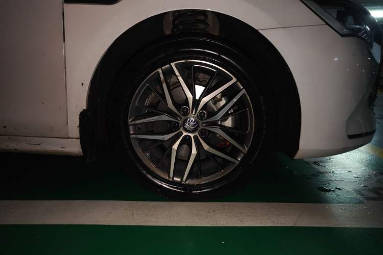 Used BYD Qin PLUS 2021 DM-i 55KM Flagship Model Right Front Wheel Hub