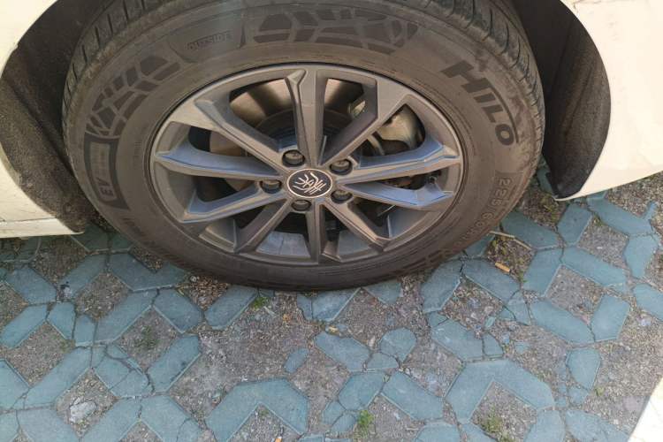 Used BYD Qin PLUS 2021 EV 400KM Leading Comfort Edition Right Front Wheel Hub