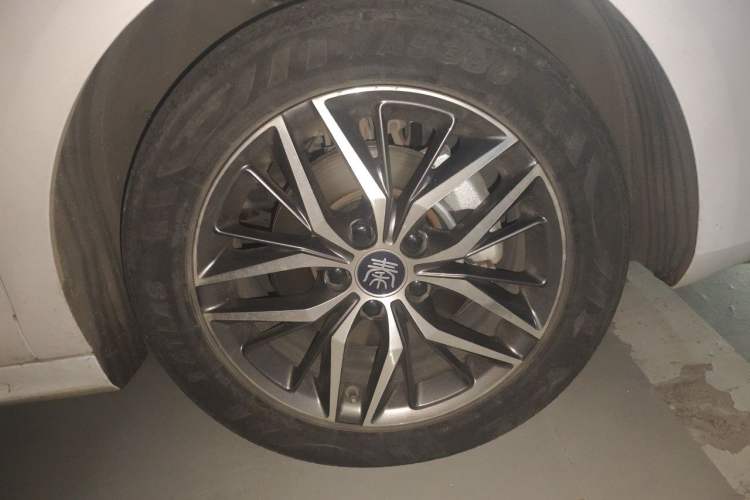 Used BYD Qin PLUS 2021 EV 500KM Premium Model Right Front Wheel Hub