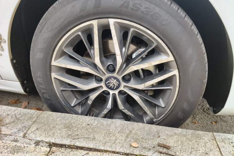 Used BYD Qin PLUS 2021 EV 400KM Luxury Model Right Front Wheel Hub