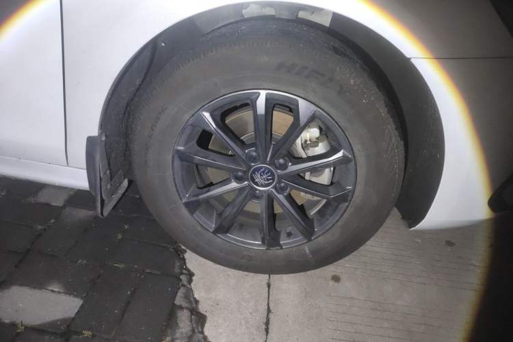 Used BYD Qin PLUS 2021 EV 400KM Leading Comfort Edition Right Front Wheel Hub