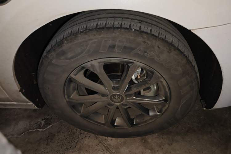 Used BYD Qin PLUS 2021 EV 400KM Leading Comfort Edition Right Front Wheel Hub