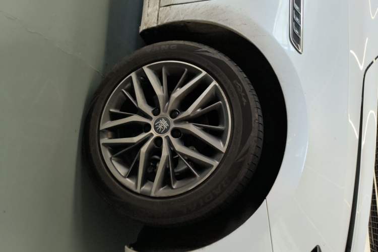 Used BYD Qin PLUS 2021 EV 400KM Luxury Model Right Front Wheel Hub