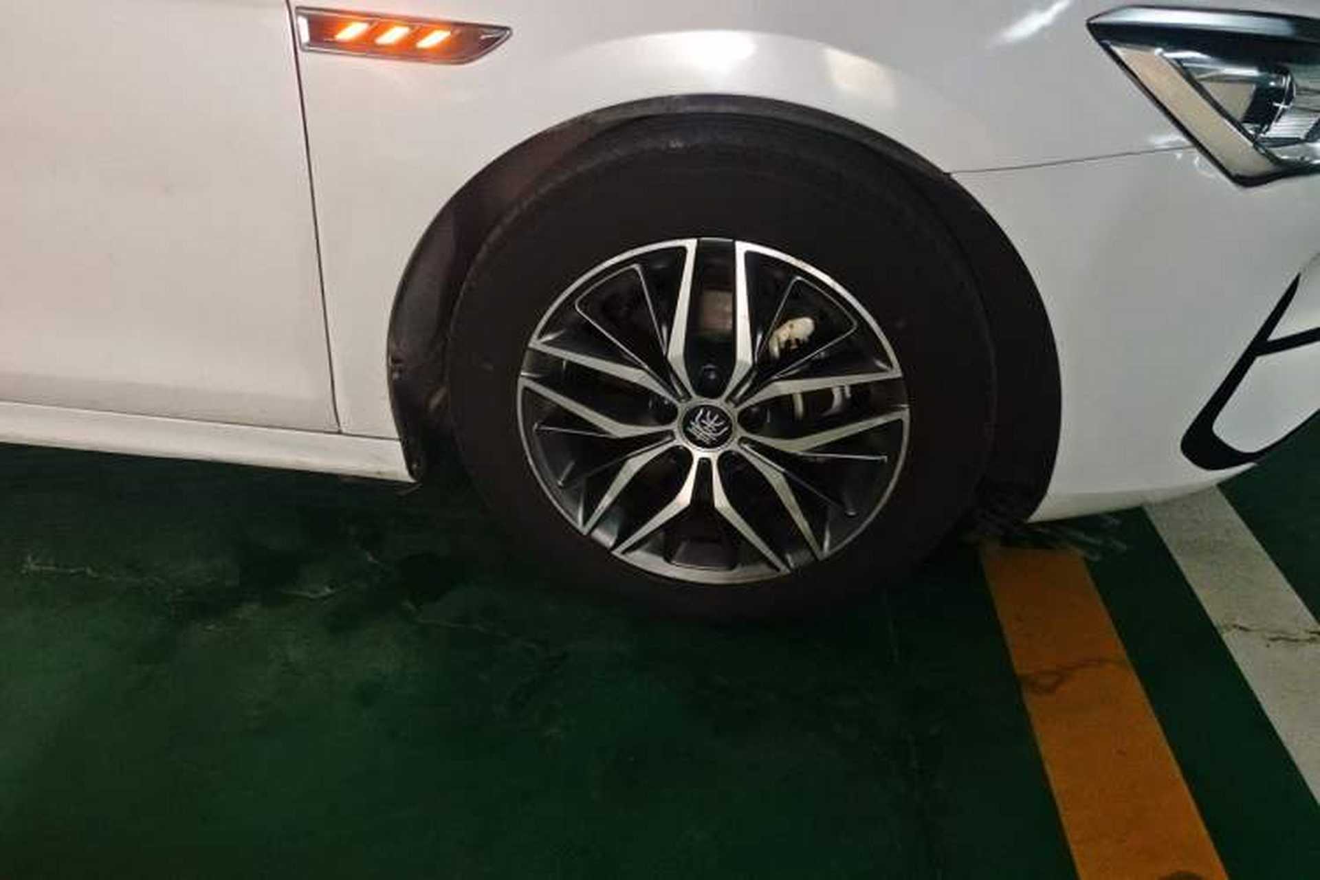 Used BYD Qin PLUS 2021 EV 500KM Luxury Model Right Front Wheel Hub