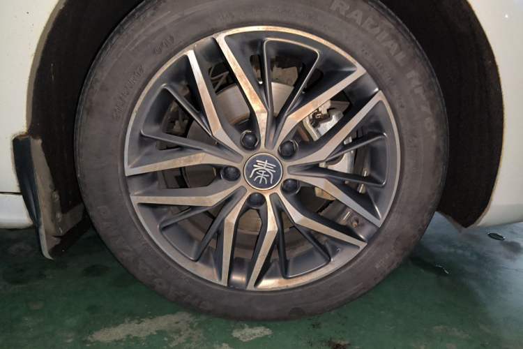 Used BYD Qin PLUS 2021 EV 400KM Luxury Model Right Front Wheel Hub