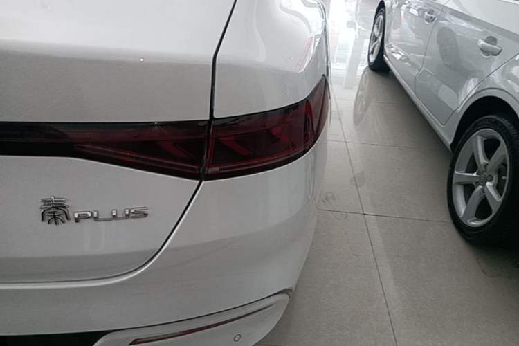 Used BYD Qin PLUS 2021 EV 400KM Leading Comfort Edition Right Rear Taillight