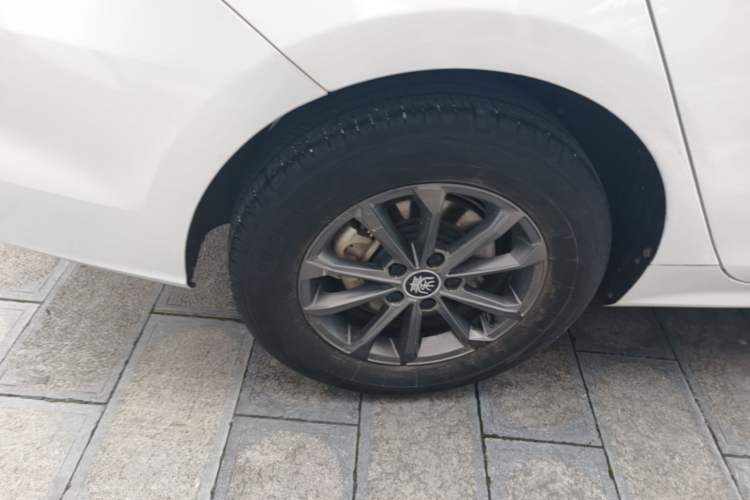 Used BYD Qin PLUS 2021 EV 400KM Leading Comfort Edition Right Rear Wheel Hub