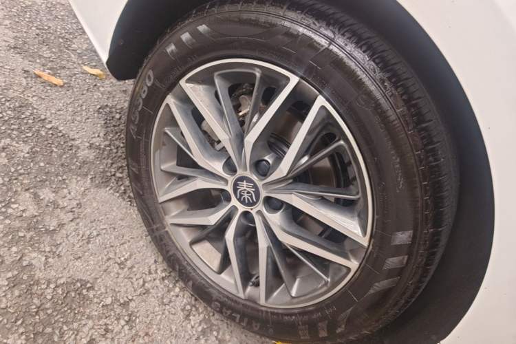 Used BYD Qin PLUS 2021 EV 500KM Premium Model Right Rear Wheel Hub