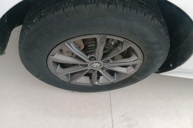 Used BYD Qin PLUS 2021 EV 400KM Leading Comfort Edition Right Rear Wheel Hub